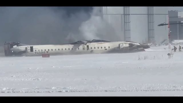 Ужас! Delta Airlines перевернулся при посадке смотреть онлайн