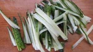 Салат яичный с огурцом и гренками