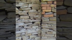 старая стена из бутового камня