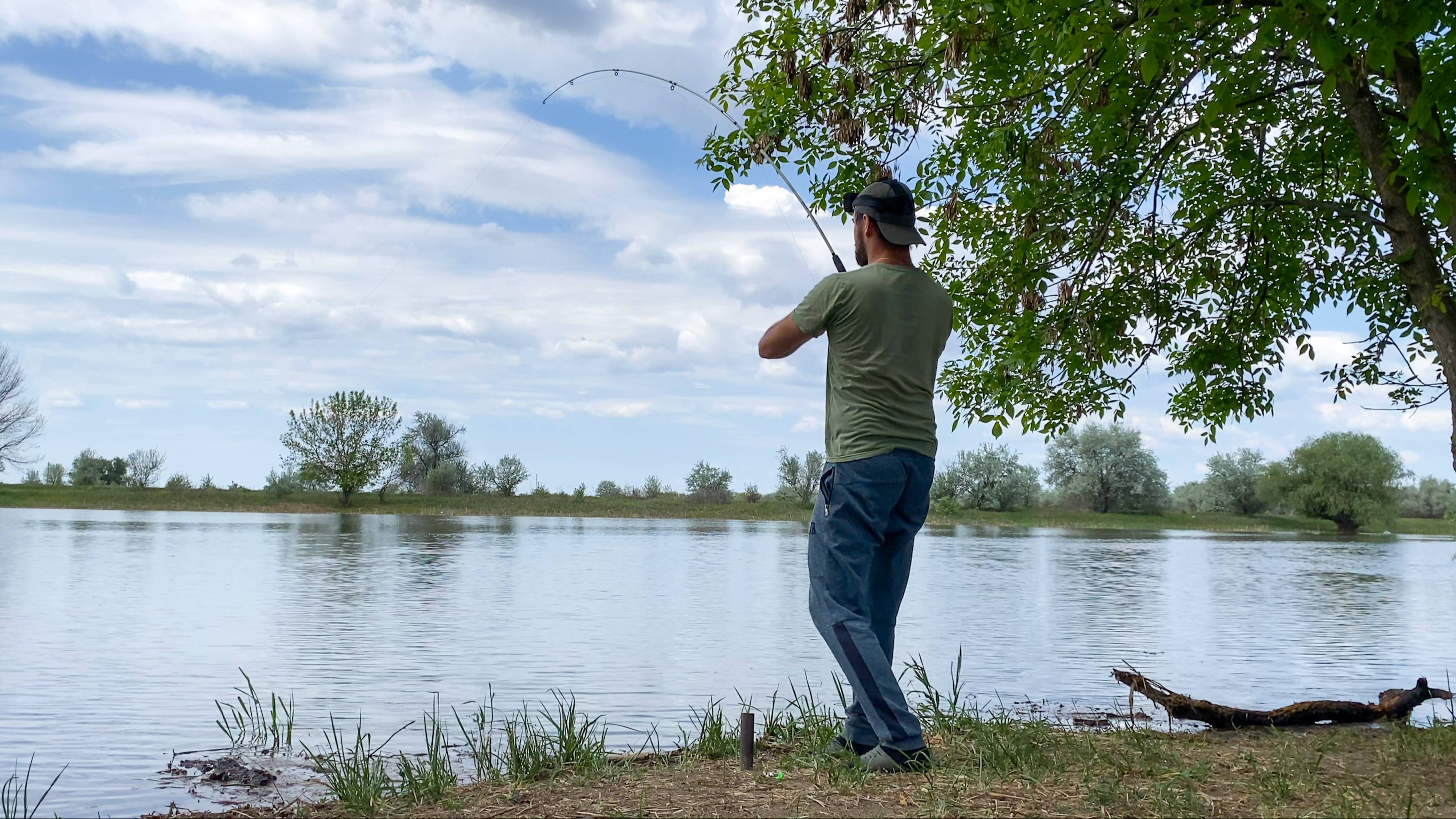 РЫБА, КОСЯКАМИ, ПРЁТ НА НЕРЕСТ! ПОДВОДНЫЕ КАДРЫ. ЛОВЛЯ САЗАНА НА ЖМЫХ. Такого паводка ещё не было.