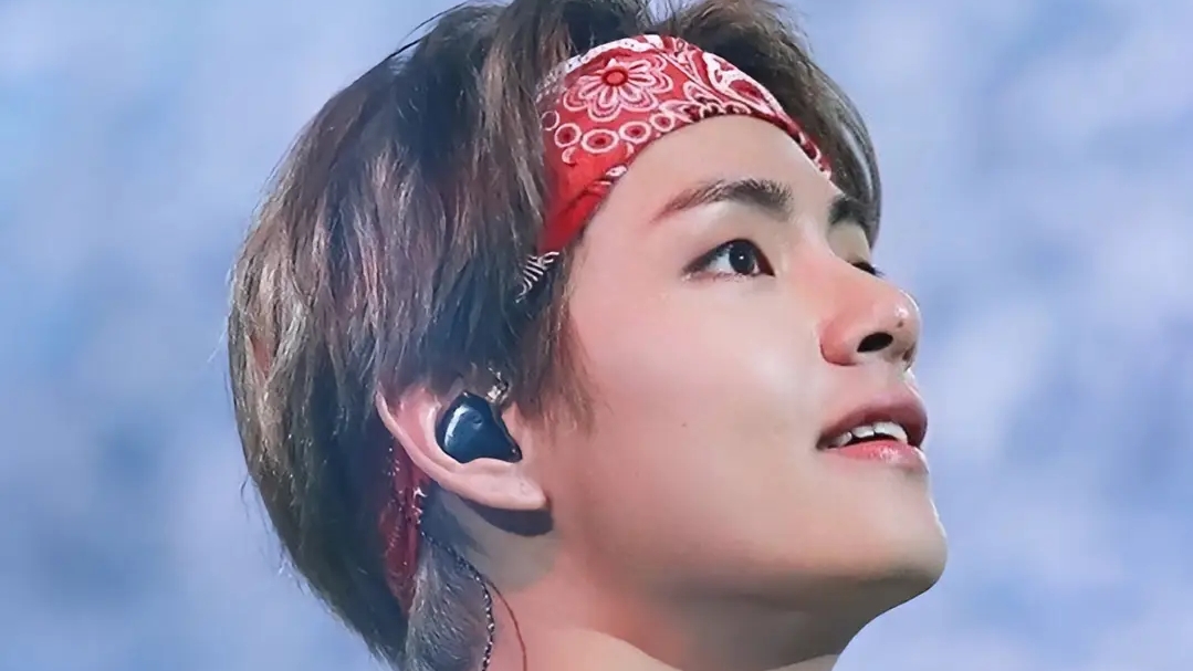 Taehyung."Красный браслет Кима Тэхёна: Символ доброты и заботы о детях ❤️🌍"
