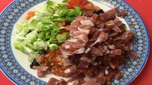 Бутерброды с сыром, маслинами и вяленым мясом