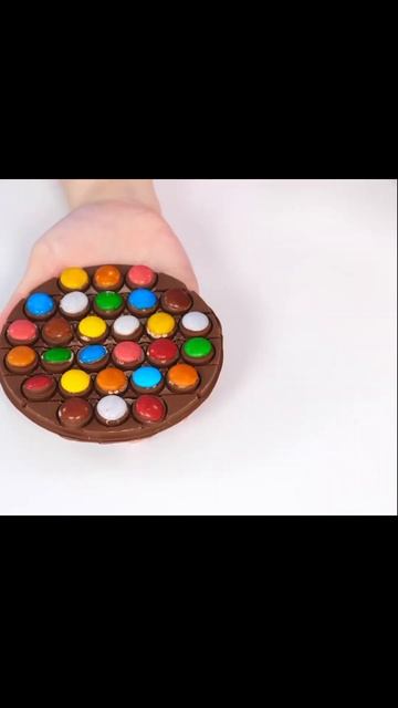 девушка делает шоколад из поп-ит и ест его смотреть онлайн