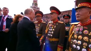 Путин обнял северокорейского генерала на Дне Победы