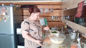 Работаю на грядках и жарим шашлыки.