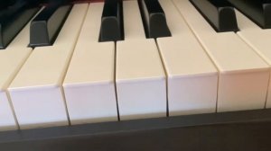 Учимся играть на фортепиано с нуля. Урок 1. Ноты до, ре ми, +песенка «Ваня простота».