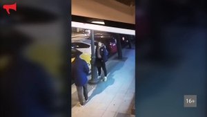 Молодой хоккеист помочился  в центре Владивостока