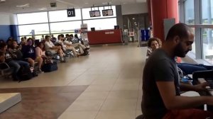 526 ШОК! Титаник в аэропорту!  необычно сыграл!