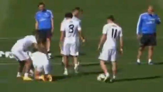 Криштиану Роналду бьет Гарета Бэйла смотреть онлайн