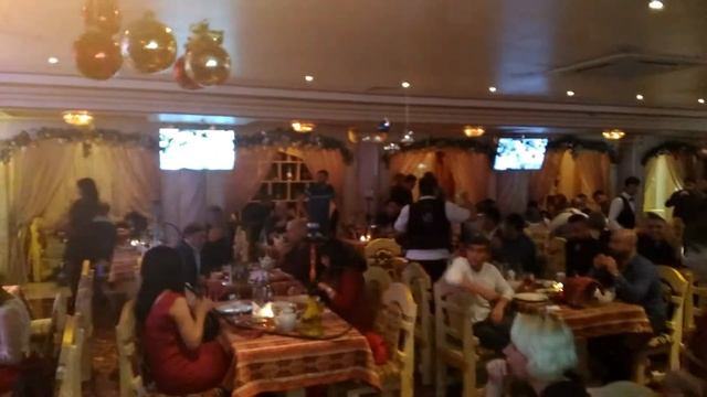 Предновогодние недели, танцуют гости смотреть онлайн