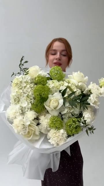 Букет с гортензиями и вибурнумом "GREEN LIGHT" смотреть онлайн