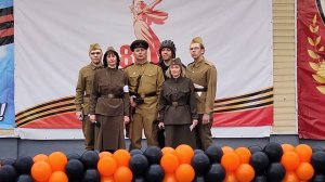 Осенён полыханьем победного стяга Сел усталый солдат на ступеньки рейхстага.  Театр "ЭнЭль"