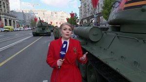 Колонну военной техники по традиции возглавляет легендарный танк Т-34