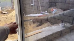 Уход за стяжкой в доме. Поливаем полы водой.
