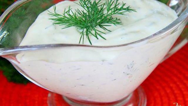 Сметанный соус с чесноком и укропом