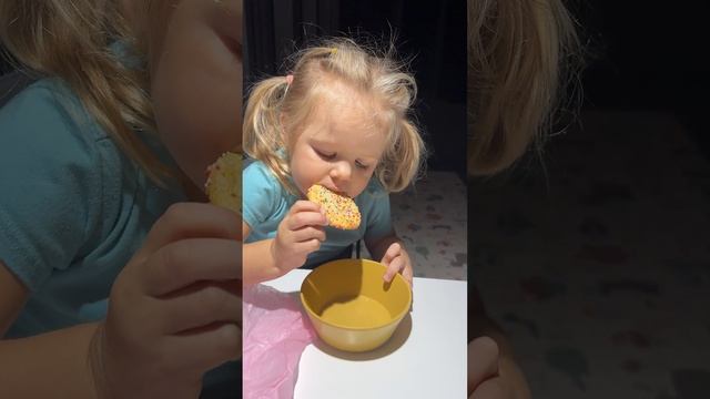 Забавная Наоми кушает вкусное печенье смотреть онлайн