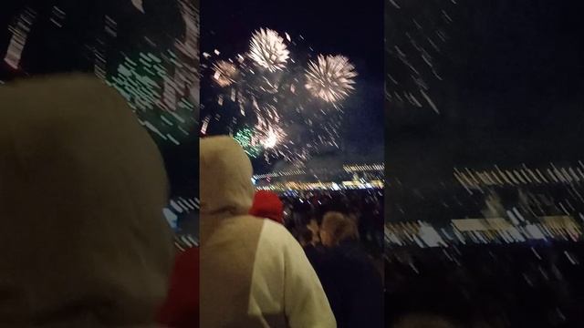 салют на стрелке с 9 мая!!!