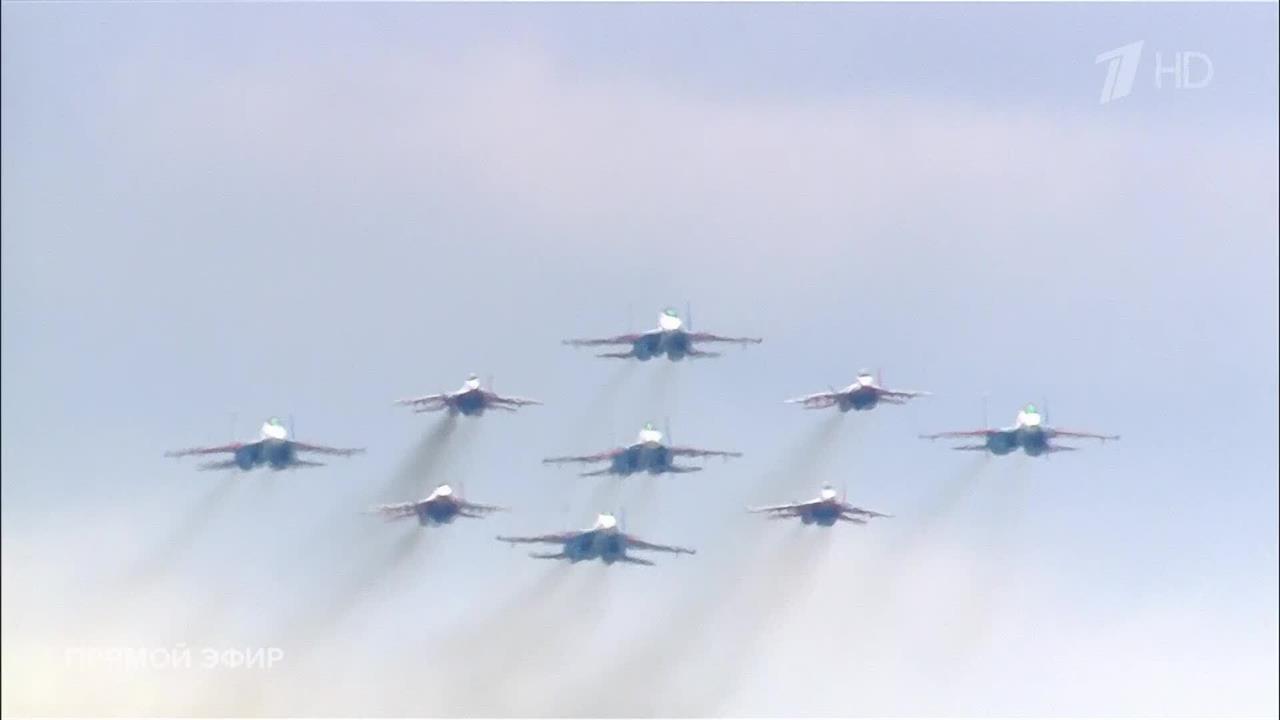 Появились кадры пролета "Русских витязей" и "Стрижей" над Красной площадью