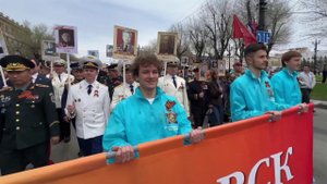 В колонне "Бессмертного полка" портреты своих героев пронесли их дети, внуки и правнуки