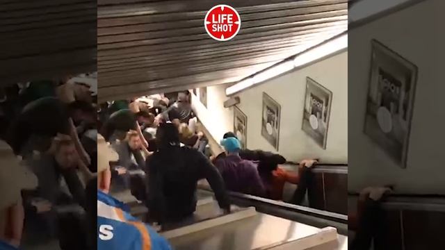 В метро Риму ескалатор "зажував" фанатів ЦСКА смотреть онлайн