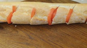 Чесночный багет с помидорами и сыром