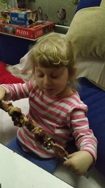 дочя ест шашлык... смотреть онлайн