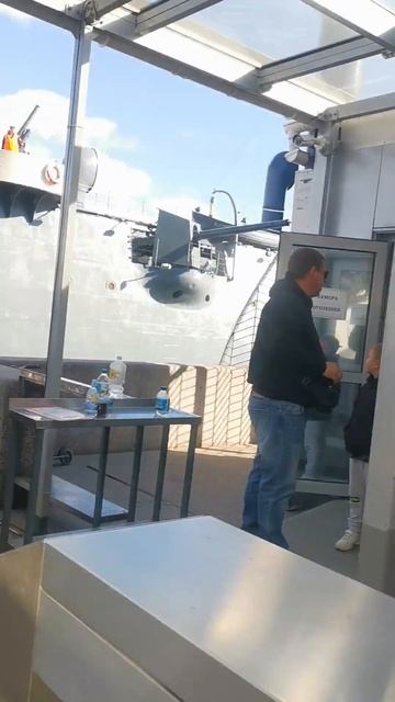 Крейсер Аврора. Есть билет-идите без очереди. При вход? смотреть онлайн