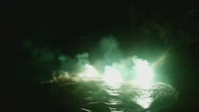 Зеленые фаера в воде факел зеленого огня cut