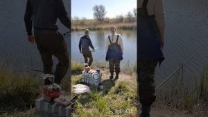 Мне сегодня везет, поймала хорошего золотистого карася😃🐟