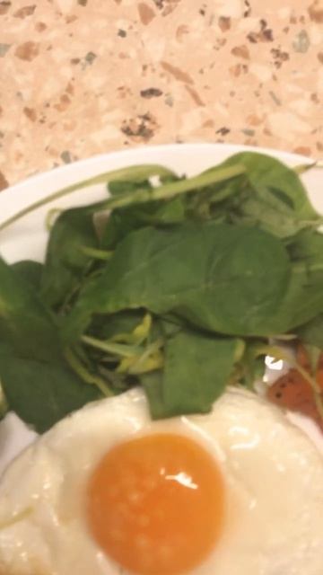 Микс из тушёных и свежих овощей на завтрак #сытноивкус смотреть онлайн