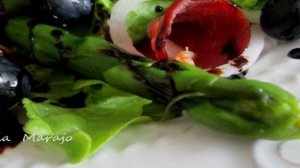 Салат с зеленой спаржей, утиной грудкой и черникой