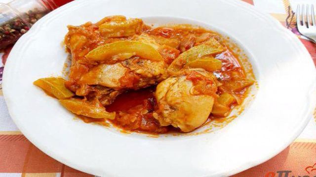 Курица тушеная  с овощами в томате