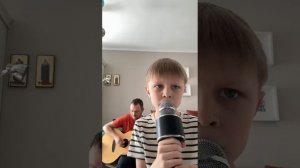 Рисуют мальчики войну