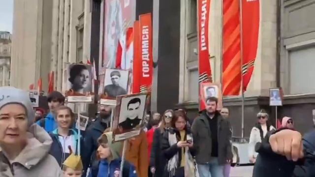 🪖Москвичи провели «Бессмертный полк» самостоятельно — с портретами фронтовиков🪖