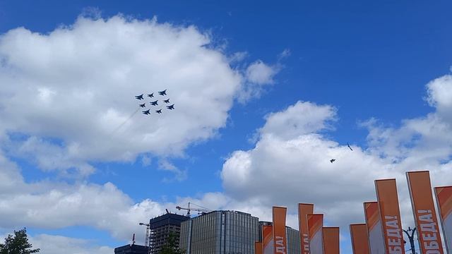 Парад в честь 80-летия Победы. 5 Су-30 и 4 МиГ-29 в воздухе.