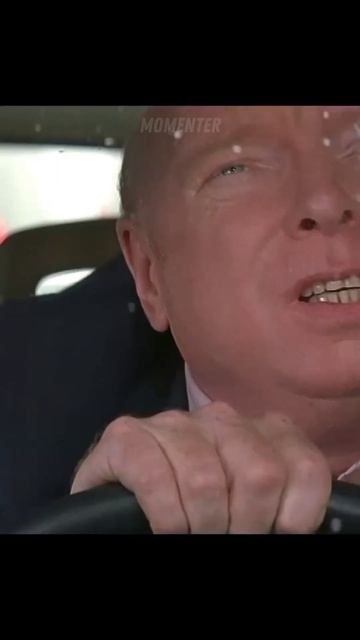 На машину с неба упал человек😨#фильм#моменты#кино#сер смотреть онлайн