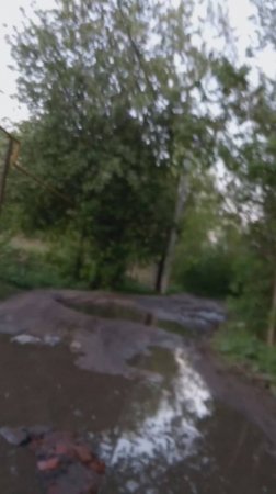 через лужи