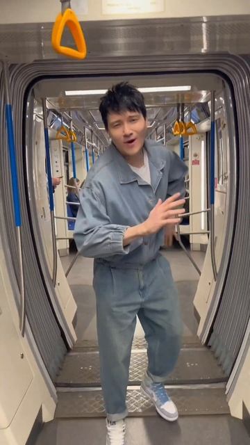 Кто еще не видел клип на эту песню, скорее переходите и смотреть онлайн