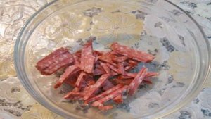 Салат с красной пекинской капустой и зеленым горошком