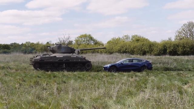 Британский ветеран Кен Тернер на танке раздавил Tesla