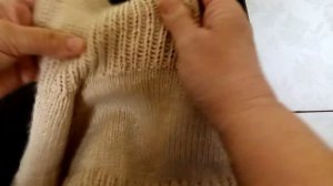 Шапка с отворотом и манишка спицами