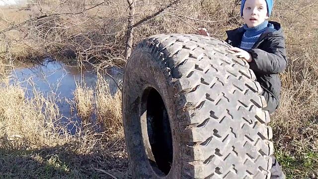 Запустили колесо от трактора в реку.Эксперемент, до куда оно до плывет.Кыргызстан Бишкек Манас