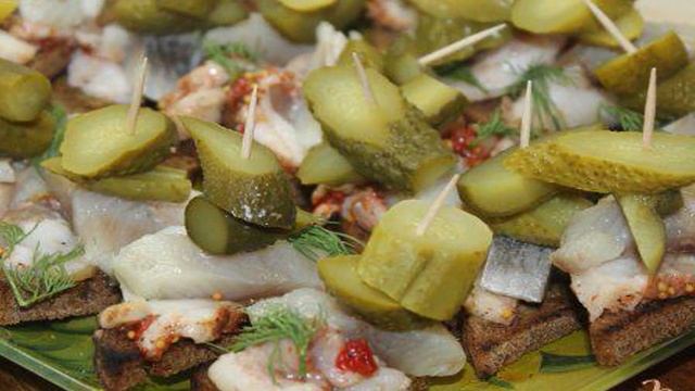 Гренки с горчицей, салом, сельдью и огурцами