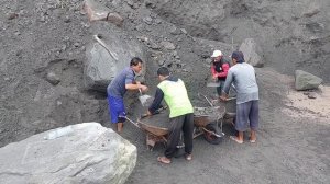 Строительство, в карьере после дождя, собираем песок