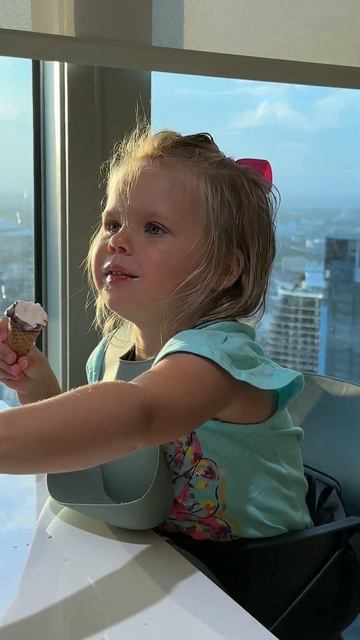 Малыш Дэвид ест мороженое с Наоми. Ребенок кушает! смотреть онлайн