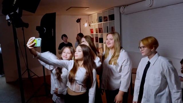 Фотосъемка в студии девчонок 9 класса "Мемо Фото" выпускного альбома смотреть онлайн