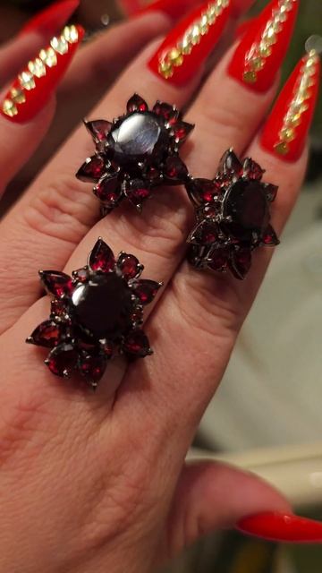 Комплект с природными гранатами. Серебро. 11100 смотреть онлайн