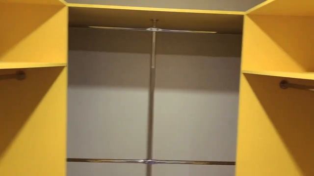 Желтая гардеробная в дом