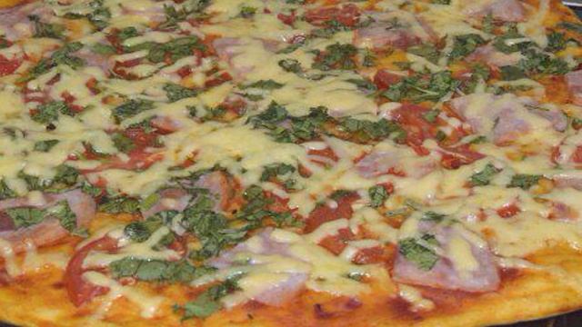 Пицца с томатным соусом, ветчиной и сыром