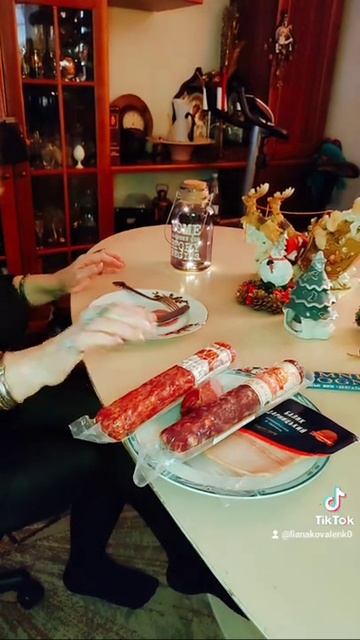 Этикет с Лилией Павловной! Как есть колбасу? смотреть онлайн